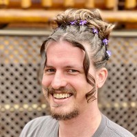 Heidi membagikan foto-foto lucu sang pacar yang menggunakan tatanan rambut hasil karyanya melalui Instagram pribadinya @heidileeoaley. Dia memiliki hati emas karena membiarkan saya melakukan ini dan mempostingnya, kata Heidi. Foto: instagram@Heidi Lee Oley