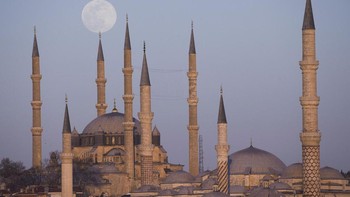 Pemandangan Supermoon di Masjid Selimiye, Turki. Foto: Sina Mobile