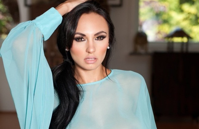 Di usia 14, dia pindah ke Arizoa, Amerika Serikat untuk melanjutkan sekolah. Di sela-sela waktunya, Iryna bekerja sebagai penerjemah Rusia. Foto: dok. Instagram