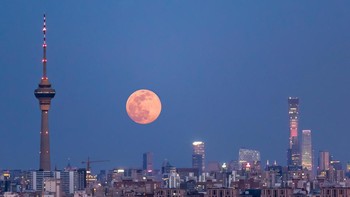 Bulan raksasa di China. Foto: Eastday 