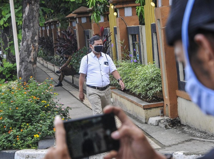 Sejumlahh warga menggunakan masker saat melintasi Jalan Ir.Juanda, Bekasi, Jawa Barat, Senin (6/4/2020). Badan kesehatan dunia WHO (World Health Organizations) mengimbau masyarakat untuk menggunakan masker berbahan kain atau masker medis saat beraktivitas di tengah penyebaran pandemi Covid-19. ANTARA FOTO/ Fakhri Hermansyah/hp.