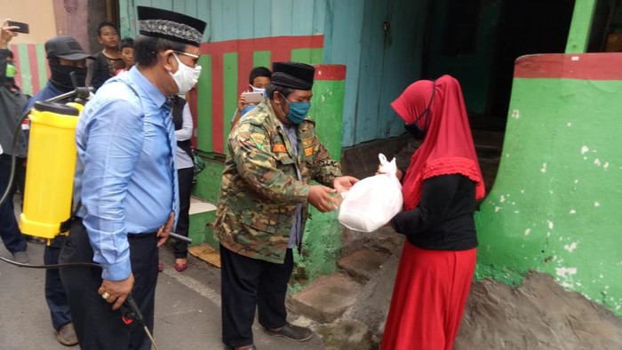 Kerabat Sutarman menerima bantuan sembako dari donatur