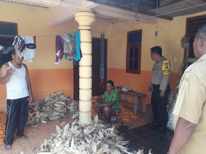 Pandemi virus Corona dimanfaatkan para pelaku kejahatan untuk melancarkan aksinya. Bermodus membagikan masker, pelaku menghipnotis korban dan mengambil uang serta cincinnya.