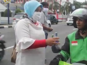 Arahan Prabowo, Andre Kini Bagi-bagi Ribuan Hand Sanitizer di Sumbar