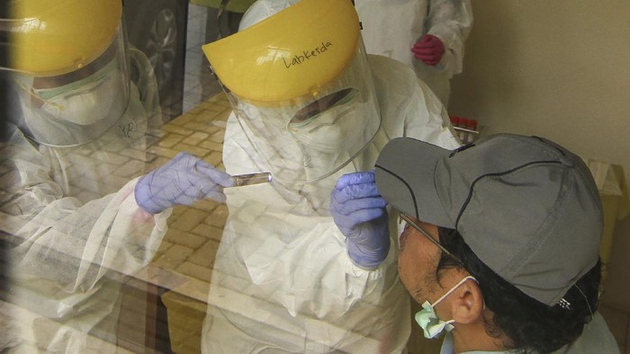 SWAB TEST DI DEPOK Petugas medis menunjukkan tabung Virus Transfer Media (VTM) untuk SWAB Test di Cimanggis, Depok, Jawa Barat, Rabu (8/4/2020). Tes dengan sistem tersebut dilakukan guna mempersempit penyebaran COVID-19 di wilayah Depok dan sekitarnya. ANTARA FOTO/Asprilla Dwi Adha/aww.