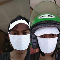 Masker memang langka dan cukup sulit ditemukan ketika pandemi COVID-19. Tapi pengemudi ojek online ini tak kehabisan ide untuk membuat masker dari kertas. Foto: Istimewa