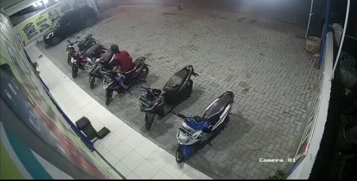 Screenshot rekaman CCTV maling motor di Medan (dok. Istimewa)