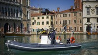Meskipun jumlah kasus COVID-19 menurun, hal itu belum membuat pihak keamanan mengendorkan penjagaan saat lockdown. tampak petugas masih melakukan patroli di pusat kota Venice, Italia. AP Photo/Andrew Medichini.