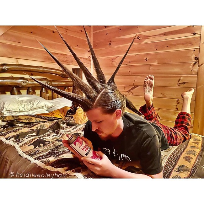 Selama melakukan isolasi diri di rumah, Heidi membuat banyak model tatanan rambut untuk pasangannya, Geoff. Ada yang menyerupai karakter dalam film Starwars, serta beberapa model lainnya yang tidak kalah lucu dan unik. Kalau model rambut yang satu ini, bagaimana menurutmu? Foto: instagram@Heidi Lee Oley