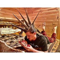 Selama melakukan isolasi diri di rumah, Heidi membuat banyak model tatanan rambut untuk pasangannya, Geoff. Ada yang menyerupai karakter dalam film Starwars, serta beberapa model lainnya yang tidak kalah lucu dan unik. Kalau model rambut yang satu ini, bagaimana menurutmu? Foto: instagram@Heidi Lee Oley