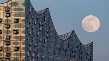 Supermoon bersanding dengan Elbphilharmonie di Hamburg, Jerman, Foto: Axel Heimken / dpa via AP