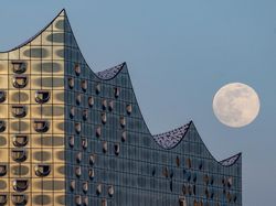 Penampakan Bulan Raksasa dari Berbagai Negara yang Memukau Mata