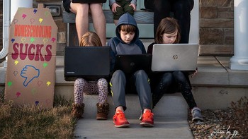 Selama masa karantina pandemi virus Corona, sekolah juga diliburkan sehingga mereka semua harus belajar di rumah.