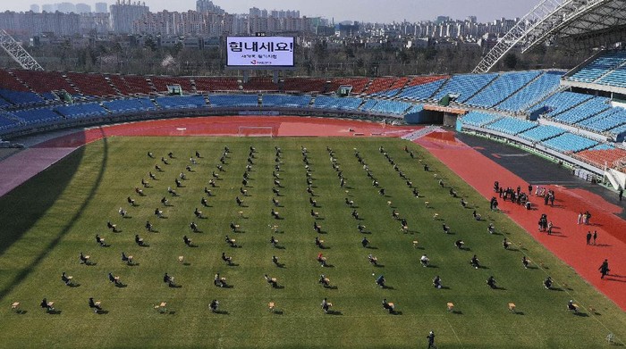 Sebuah stadion di Korea Selatan menjadi tempat untuk menggelar tes penerimaan pekerja baru, perekrutan tersebut juga diberi jarak 5 meter per orang. (Hong Ki-won/Yonhap via AP)