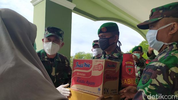 Pangdam Hasanuddin menyerahkan bantuan APD kepada Pemprov Sultra dan menyerahkan logistik ke warga (Sitti Harlina/detikcom)
