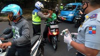 Kampanye pakai masker ini sebelumnya disampaikan Presiden Joko Widodo (Jokowi) yang mengimbau seluruh masyarakat wajib menggunakan masker saat keluar rumah demi mencegah penyebaran virus Corona. ANTARA FOTO/Arif Firmansyah