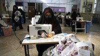 Aksi solidaritas pun dilakukan oleh wanita muslim yang membuat masker buatan untuk dibagikan kepada medis dan warga di negara Iran. AP Photo/Vahid Salemi.