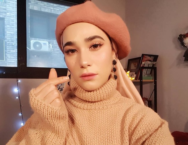 Gaya Kim Miso tampil memadukan hijab dengan topi ini juga bisa menjadi inspirasi. Dengan busana bernuansa earth tone, dia mengenakan topi baret yang dipadukan dengan hijab segitiga. Cantik ya! Foto: instagram @kimmiso1194