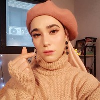 Gaya Kim Miso tampil memadukan hijab dengan topi ini juga bisa menjadi inspirasi. Dengan busana bernuansa earth tone, dia mengenakan topi baret yang dipadukan dengan hijab segitiga. Cantik ya! Foto: instagram @kimmiso1194