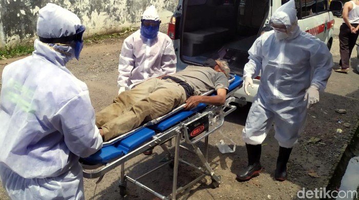 Petugas APD evakuasi pemulung di sukabumi