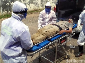 Tiba-tiba Lemas, Pemulung di Sukabumi Dievakuasi Petugas Berseragam APD