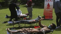 Bahkan ada warga Pakistan yang melakukan aksi donor darah karena saat ini di seluruh dunia mengalami kekurangan pasokan darah karena virus Corona. AP Photo/Muhammad Sajja.