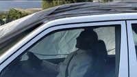 Pitso dimakamkan bersama dengan Mercedes-Benz miliknya seperti sedang mengemudi. Menggenakan jas putih, Tangannya berada disetir kemudi, dan tak lupa menggunakan seat belt.  Foto: Twitter @Yknip1