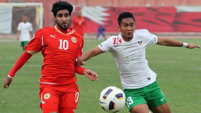 Bahrains Mohammed Ali (L) challenges Indonesias Guvawan Dwicahyo during their 2014 World Cup Asian zone group E qualifying football match the Bahrain National Stadium in Rifaa on February 29, 2012. Bahrain won 10-0. AFP PHOTO/ADAM JAN (Photo by ADAM JAN / AFP)