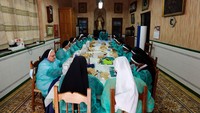 Beranjak ke daratan Eropa, kita dapat melihat suster-suster dari biara yang membuat masker untuk warga dan petugas di Kota Sevile, Spanyol. Getty Images/Marcelo del Pozo.