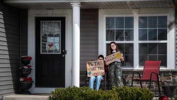 Mereka berkata keadaan saat ini seperti tahun 1980-an, jadi tetap tersenyum.