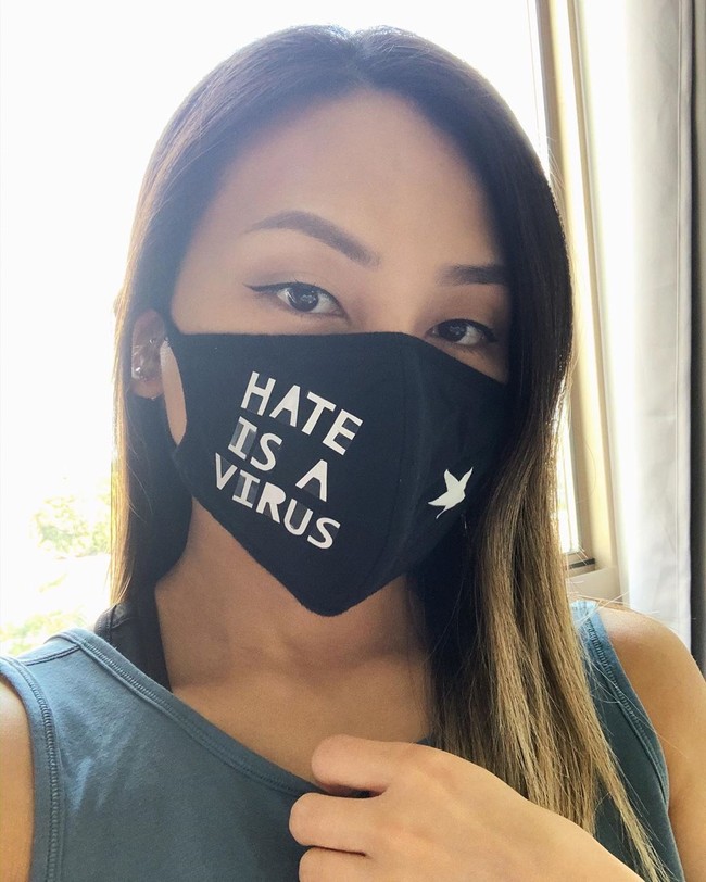 Kampanye dilakukan dengan mem-posting foto selfie seseorang memakai masker, dengan tulisan # Hate is a Virus. Foto: instagram
