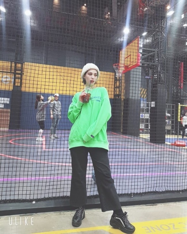 Melalui akun Instagramnya @kimmiso1194, Kim Miso kerap mengunggah foto OOTD. Kim Miso identik dengan gaya ala hypebeast. Seperti di foto ini dia memadukan turban, oversized sweater, celana kulot dan sneakers. Foto: instagram @kimmiso1194