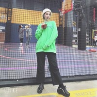 Melalui akun Instagramnya @kimmiso1194, Kim Miso kerap mengunggah foto OOTD. Kim Miso identik dengan gaya ala hypebeast. Seperti di foto ini dia memadukan turban, oversized sweater, celana kulot dan sneakers. Foto: instagram @kimmiso1194