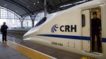 Stasiun-Bandara Wuhan Ramai Penumpang Usai Lockdown Berakhir