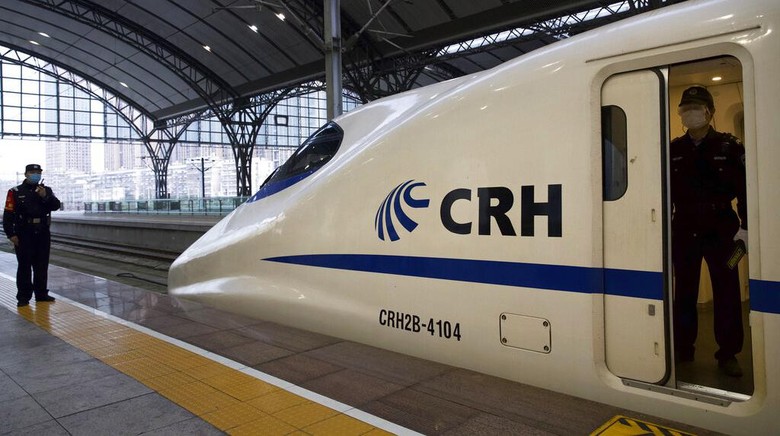 Kebijakan lockdown di kawasan Wuhan berakhir pada 8 April 2020. Area transportasi seperti stasiun hingga bandara di wilayah itu pun kembali ramai oleh penumpang.