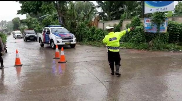 Petugas menjaga lokasi pemakaman korban Corona di Gowa, Sulsel (dok. istimewa)