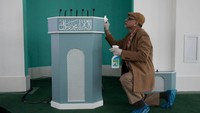Membersihkan masjid merupakan hal yang dilakukan umat muslim untuk memberikan rasa aman kepada umat. Getty Images/Dan Kitwood.