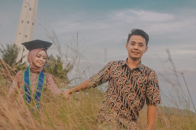 Pada cuitan yang telah disukai 40 ribu lebih itu, pria yang akrab disapa Yayan ini mengucapkan rasa syukurnya bisa dicintai oleh sang pujaan hati. Menurutnya, kebanyakan bidan lain mengejar cinta pria yang berprofesi sebagai polisi dan tentara untuk dinikahi, tapi kekasih Yayan mau menerima cintanya meskipun dirinya tukang bakso bakar. Foto: dok. Pribadi