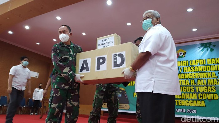 Pangdam Hasanuddin menyerahkan bantuan APD kepada Pemprov Sultra dan menyerahkan logistik ke warga (Sitti Harlina/detikcom)