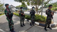 TNI berjaga di PLBN Entikong. ANTARA FOTO/Agus Alfian.