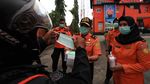 Aksi Warga Bagi-bagi Masker Gratis untuk Lawan Corona