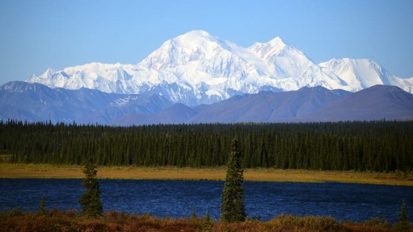 Alaska (AS), rumah bagi paus, serigala, beruang grizzly, gletser, tundra, dan hutan boreal atau taiga. Puncak-puncak gunung bersalju di Alaska amat jarang didaki dan menjadikannya sebagai kawasan yang amat liar (Foto: CNN)