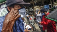 Aksi bagi-bagi masker juga dilakukan seperti dari pemerintahan, warga, hingga jurnalis turut turun tangan bagikan masker secara gratis. ANTARA FOTO/Yulius Satria Wijaya.