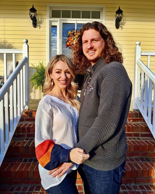 Virus Corona membuat Heidi Lee Oley yang berasal dari Atlanta, Georgia terpaksa menutup sementara salon rambutnya. Sebagai gantinya, dirinya kini menjadikan sang pacar yang bernama Geoff sebagai model untuk memperagakan tatanan rambut hasil karyanya. Foto: instagram@Heidi Lee Oley