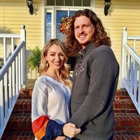 Virus Corona membuat Heidi Lee Oley yang berasal dari Atlanta, Georgia terpaksa menutup sementara salon rambutnya. Sebagai gantinya, dirinya kini menjadikan sang pacar yang bernama Geoff sebagai model untuk memperagakan tatanan rambut hasil karyanya. Foto: instagram@Heidi Lee Oley