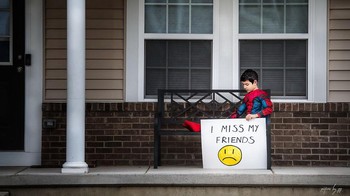 Di keadaan yang mengharuskan anak-anak ini di rumah saja membuat mereka rindu dengan teman-temannya.