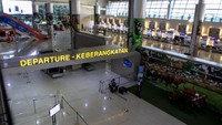 Pemerintah melalui Kementerian Hukum dan Hak Asasi Manusia menetapkan larangan masuk dan transit ke wilayah Indonesia bagi Warga Negara Asing (WNA) mulai tanggal 2 April 2020 hingga waktu yang belum ditentukan. ANTARA FOTO/Umarul Faruq.