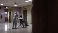 Saat ini masih ada 92 pasien yang dirawat di unit perawatan intensif (ICU), dengan 50 orang di antaranya harus menggunakan ventilator. Getty Images/Rahman Roslan.