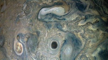 NASA juga menangkap pemandangan sebuah area yang menunjukkan pusaran yang memiliki pusat hitam yang sangat gelap. Di dekatnya, menampilkan awan terang dan ketinggian yang menghembuskan sinar matahari. Istimewa/Dok. Boredpanda.