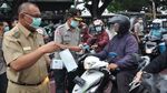 Aksi Warga Bagi-bagi Masker Gratis untuk Lawan Corona